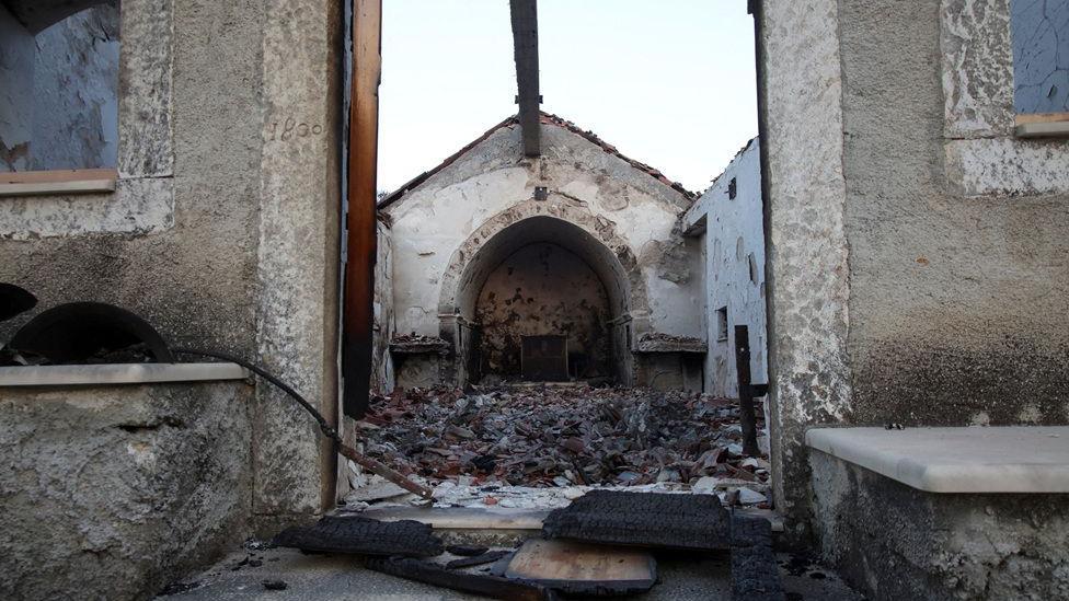 Ostaci urušenog krova izgorele crkve Svetog Petra i Pavla na seoskom groblju u Potomju, nakon požara koji je zahvatio poluostrvo Pelješac