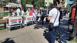 Priveden maloletnik u Kragujevcu zbog skidanja zastava sa štanda SNS-a 17